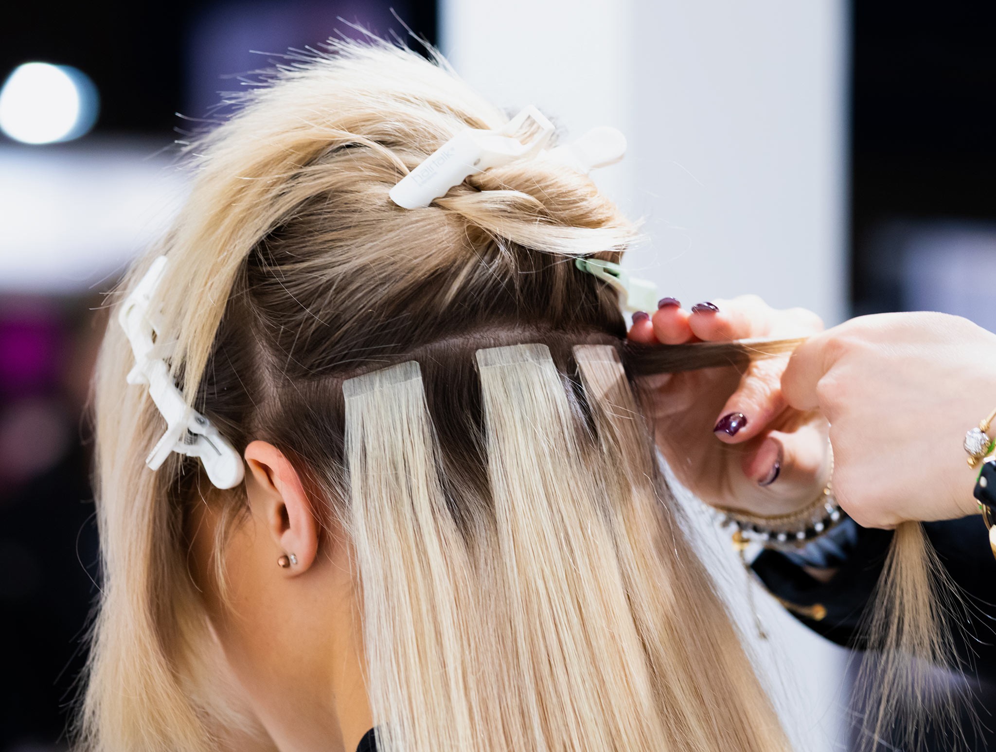 Extensions adhésives à Montpellier : pose professionnelle, effet naturel, volume, longueur, cheveux fins ou épais. Découvrez la technique, l’entretien et les résultats.